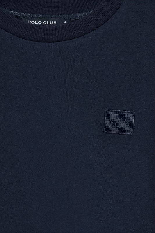 Dieses langärmlige Herren-T-Shirt in stilvollem und zeitlosem Design ist aus robuster Baumwolle gefertigt und bietet Langlebigkeit und Komfort. Der Rundhalsausschnitt und die Ärmelbündchen sind gerippt und sorgen für einen guten Sitz. Die beiden seitlichen Schlitze sorgen für mehr Bewegungsfreiheit. Die mit Logo versehenen farblich abgestimmten Nahtbänder an der Krageninnenseite ist Ausdruck liebevoller Detailarbeit. Der Stoffaufnäher aus Twill mit gummiertem Polo Club Logo auf der Brust verleiht ihm eine besondere Note.