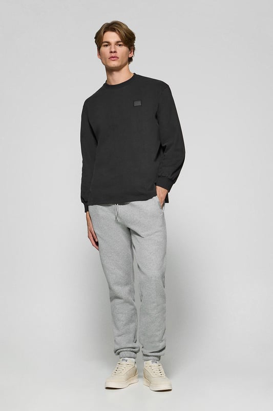 Dieses langärmlige Herren-T-Shirt in stilvollem und zeitlosem Design ist aus robuster Baumwolle gefertigt und bietet Langlebigkeit und Komfort. Der Rundhalsausschnitt und die Ärmelbündchen sind gerippt und sorgen für einen guten Sitz. Die beiden seitlichen Schlitze sorgen für mehr Bewegungsfreiheit. Die mit Logo versehenen farblich abgestimmten Nahtbänder an der Krageninnenseite ist Ausdruck liebevoller Detailarbeit. Der Stoffaufnäher aus Twill mit gummiertem Polo Club Logo auf der Brust verleiht ihm eine besondere Note.