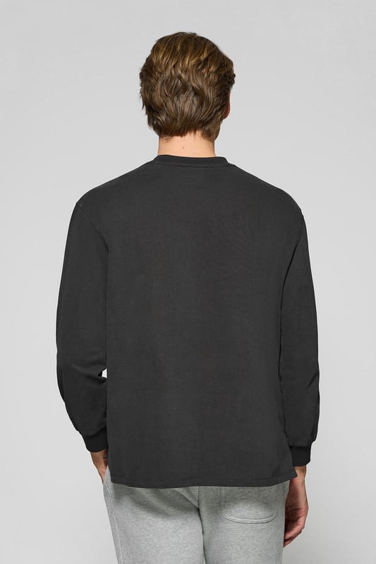 Dieses langärmlige Herren-T-Shirt in stilvollem und zeitlosem Design ist aus robuster Baumwolle gefertigt und bietet Langlebigkeit und Komfort. Der Rundhalsausschnitt und die Ärmelbündchen sind gerippt und sorgen für einen guten Sitz. Die beiden seitlichen Schlitze sorgen für mehr Bewegungsfreiheit. Die mit Logo versehenen farblich abgestimmten Nahtbänder an der Krageninnenseite ist Ausdruck liebevoller Detailarbeit. Der Stoffaufnäher aus Twill mit gummiertem Polo Club Logo auf der Brust verleiht ihm eine besondere Note.