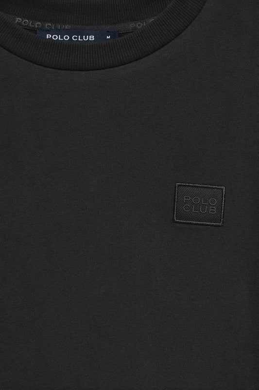 Dieses langärmlige Herren-T-Shirt in stilvollem und zeitlosem Design ist aus robuster Baumwolle gefertigt und bietet Langlebigkeit und Komfort. Der Rundhalsausschnitt und die Ärmelbündchen sind gerippt und sorgen für einen guten Sitz. Die beiden seitlichen Schlitze sorgen für mehr Bewegungsfreiheit. Die mit Logo versehenen farblich abgestimmten Nahtbänder an der Krageninnenseite ist Ausdruck liebevoller Detailarbeit. Der Stoffaufnäher aus Twill mit gummiertem Polo Club Logo auf der Brust verleiht ihm eine besondere Note.