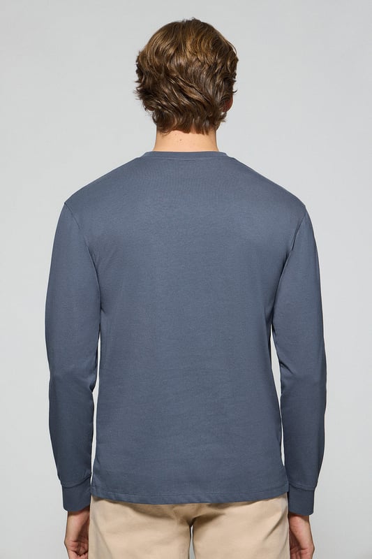 Entdecken Sie die perfekte Kombination aus Schlichtheit und Stil mit unserem klassischen Langarm-T-Shirt für Herren. Es ist aus weicher Baumwolle gefertigt und bietet den Komfort, den Sie sich von einem Essential wünschen. Der gerippte Rundhalsausschnitt sorgt für eine bequeme Passform. Das mit Logo versehene Nahtband der Krageninnenseite unterstreicht das Finish. Die unverwechselbare Rigby Go-Stickerei in Kontrastfarbe auf der Brust ist das i-Tüpfelchen, das dieses Poloshirt zu einem Must-Have in Ihrer Garderobe macht.