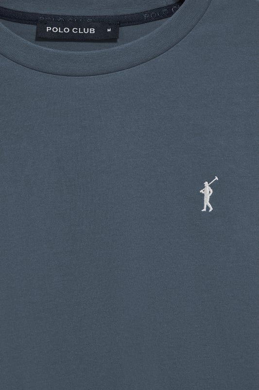 Entdecken Sie die perfekte Kombination aus Schlichtheit und Stil mit unserem klassischen Langarm-T-Shirt für Herren. Es ist aus weicher Baumwolle gefertigt und bietet den Komfort, den Sie sich von einem Essential wünschen. Der gerippte Rundhalsausschnitt sorgt für eine bequeme Passform. Das mit Logo versehene Nahtband der Krageninnenseite unterstreicht das Finish. Die unverwechselbare Rigby Go-Stickerei in Kontrastfarbe auf der Brust ist das i-Tüpfelchen, das dieses Poloshirt zu einem Must-Have in Ihrer Garderobe macht.