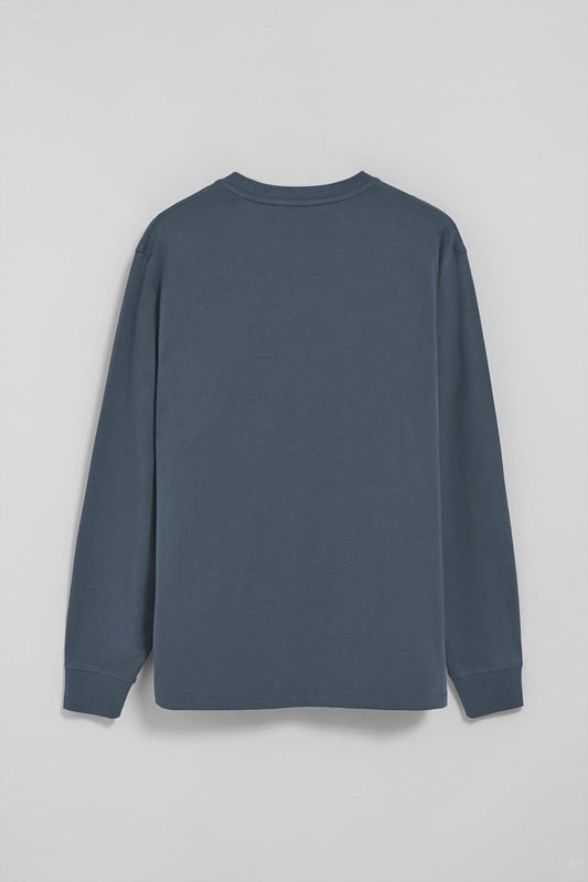 Entdecken Sie die perfekte Kombination aus Schlichtheit und Stil mit unserem klassischen Langarm-T-Shirt für Herren. Es ist aus weicher Baumwolle gefertigt und bietet den Komfort, den Sie sich von einem Essential wünschen. Der gerippte Rundhalsausschnitt sorgt für eine bequeme Passform. Das mit Logo versehene Nahtband der Krageninnenseite unterstreicht das Finish. Die unverwechselbare Rigby Go-Stickerei in Kontrastfarbe auf der Brust ist das i-Tüpfelchen, das dieses Poloshirt zu einem Must-Have in Ihrer Garderobe macht.