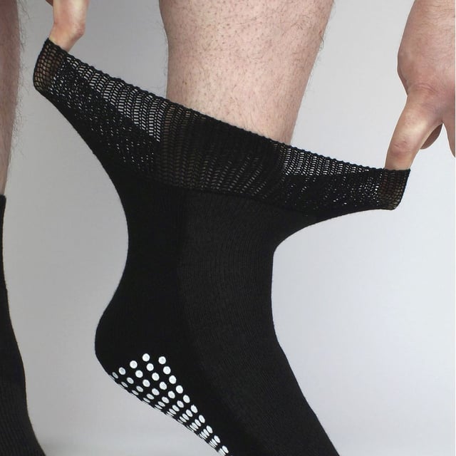Dr.Socks 4er-Pack Kurze Bambus-Diabetikersocken mit Grips: Dr.Socks ist eine Marke, die darauf abzielt, Innovationen zu schaffen, um Ihre Füße komfortabel zu halten. Wir glauben an die Wichtigkeit, auf Ihr Wohlbefinden zu achten. Durch die Verwendung hochwertiger Materialien kann Dr.Socks einige der besten Socken herstellen, die dabei helfen, gesundheitliche Probleme, die unsere Füße betreffen, zu lindern. Bambus ist bekannt dafür, luxuriös weich und bequem zu sein und ist überlegen gegenüber Baumwolle. Seine natürlichen feuchtigkeitsregulierenden Eigenschaften helfen, die Füße schweißfrei zu halten, was die Atmungsaktivität und den gesamten Komfort verbessert. Diese Socken sind zudem mit rutschfesten Griffpunkten an der Sohle ausgestattet, um maximalen Halt auf harten Oberflächen wie Holz und Laminat zu gewährleisten, was sie ideal für entspannte Stunden zu Hause macht. Diese Socken sind besonders für Menschen mit Diabetes geeignet, die an schlechter Durchblutung oder geschwollenen Knöcheln leiden. Das kurze Knöchel-Design ist perfekt gefertigt und ideal für zusätzlichen Komfort bei warmem Wetter. Dr.Socks Diabetikersocken bestehen aus 43% Viskose aus Bambus, 40% biologischer Baumwolle, 12% Polyester, 3% Polyamid und 2% Elasthan und sind in Schwarz oder Weiß erhältlich. Sie sind in 4 Größen verfügbar: 4-7 UK, 6-8 UK, 9-11 UK und 12-14 UK und sind sicher maschinenwaschbar. Zusätzliche Produktdetails: Dr.Socks Bambus-Diabetikersocken 4 Paare pro Packung Rutschfeste Gripper Kurze Knöchelhöhe Superweiche Bambusfasern Extra breiter, nicht elastischer Bund Gerippte Design Socken Handverknüpfte, glatte Zehen Diabetikerfreundlich.