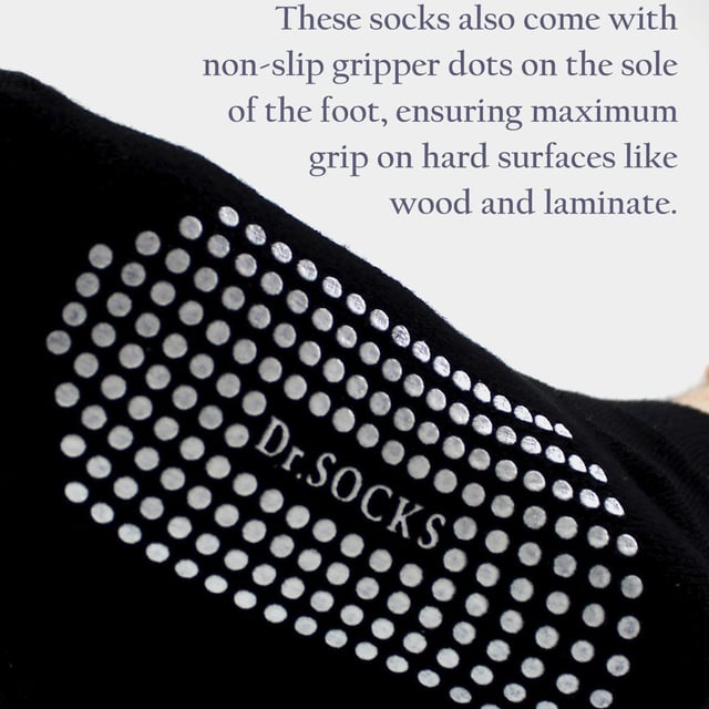 Dr.Socks 4er-Pack Kurze Bambus-Diabetikersocken mit Grips: Dr.Socks ist eine Marke, die darauf abzielt, Innovationen zu schaffen, um Ihre Füße komfortabel zu halten. Wir glauben an die Wichtigkeit, auf Ihr Wohlbefinden zu achten. Durch die Verwendung hochwertiger Materialien kann Dr.Socks einige der besten Socken herstellen, die dabei helfen, gesundheitliche Probleme, die unsere Füße betreffen, zu lindern. Bambus ist bekannt dafür, luxuriös weich und bequem zu sein und ist überlegen gegenüber Baumwolle. Seine natürlichen feuchtigkeitsregulierenden Eigenschaften helfen, die Füße schweißfrei zu halten, was die Atmungsaktivität und den gesamten Komfort verbessert. Diese Socken sind zudem mit rutschfesten Griffpunkten an der Sohle ausgestattet, um maximalen Halt auf harten Oberflächen wie Holz und Laminat zu gewährleisten, was sie ideal für entspannte Stunden zu Hause macht. Diese Socken sind besonders für Menschen mit Diabetes geeignet, die an schlechter Durchblutung oder geschwollenen Knöcheln leiden. Das kurze Knöchel-Design ist perfekt gefertigt und ideal für zusätzlichen Komfort bei warmem Wetter. Dr.Socks Diabetikersocken bestehen aus 43% Viskose aus Bambus, 40% biologischer Baumwolle, 12% Polyester, 3% Polyamid und 2% Elasthan und sind in Schwarz oder Weiß erhältlich. Sie sind in 4 Größen verfügbar: 4-7 UK, 6-8 UK, 9-11 UK und 12-14 UK und sind sicher maschinenwaschbar. Zusätzliche Produktdetails: Dr.Socks Bambus-Diabetikersocken 4 Paare pro Packung Rutschfeste Gripper Kurze Knöchelhöhe Superweiche Bambusfasern Extra breiter, nicht elastischer Bund Gerippte Design Socken Handverknüpfte, glatte Zehen Diabetikerfreundlich.