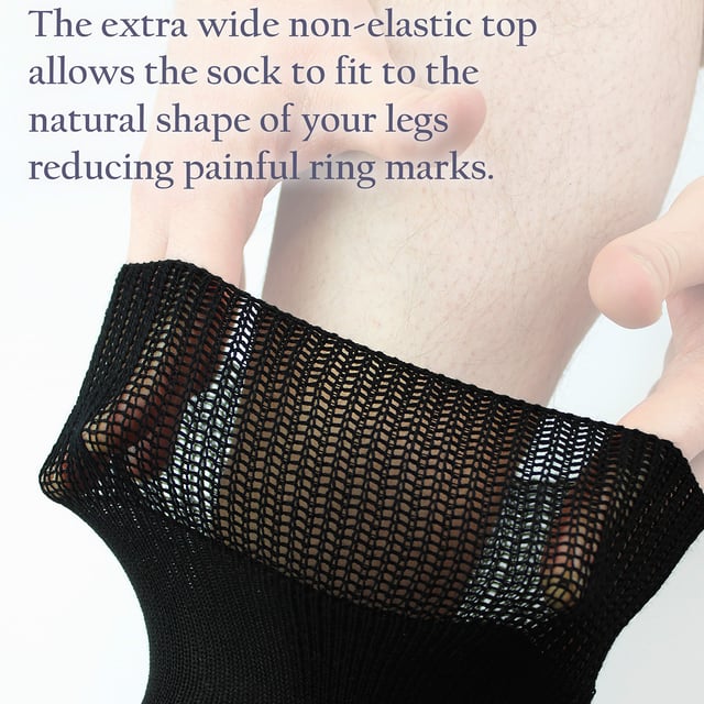 Dr.Socks 4er-Pack Kurze Bambus-Diabetikersocken mit Grips: Dr.Socks ist eine Marke, die darauf abzielt, Innovationen zu schaffen, um Ihre Füße komfortabel zu halten. Wir glauben an die Wichtigkeit, auf Ihr Wohlbefinden zu achten. Durch die Verwendung hochwertiger Materialien kann Dr.Socks einige der besten Socken herstellen, die dabei helfen, gesundheitliche Probleme, die unsere Füße betreffen, zu lindern. Bambus ist bekannt dafür, luxuriös weich und bequem zu sein und ist überlegen gegenüber Baumwolle. Seine natürlichen feuchtigkeitsregulierenden Eigenschaften helfen, die Füße schweißfrei zu halten, was die Atmungsaktivität und den gesamten Komfort verbessert. Diese Socken sind zudem mit rutschfesten Griffpunkten an der Sohle ausgestattet, um maximalen Halt auf harten Oberflächen wie Holz und Laminat zu gewährleisten, was sie ideal für entspannte Stunden zu Hause macht. Diese Socken sind besonders für Menschen mit Diabetes geeignet, die an schlechter Durchblutung oder geschwollenen Knöcheln leiden. Das kurze Knöchel-Design ist perfekt gefertigt und ideal für zusätzlichen Komfort bei warmem Wetter. Dr.Socks Diabetikersocken bestehen aus 43% Viskose aus Bambus, 40% biologischer Baumwolle, 12% Polyester, 3% Polyamid und 2% Elasthan und sind in Schwarz oder Weiß erhältlich. Sie sind in 4 Größen verfügbar: 4-7 UK, 6-8 UK, 9-11 UK und 12-14 UK und sind sicher maschinenwaschbar. Zusätzliche Produktdetails: Dr.Socks Bambus-Diabetikersocken 4 Paare pro Packung Rutschfeste Gripper Kurze Knöchelhöhe Superweiche Bambusfasern Extra breiter, nicht elastischer Bund Gerippte Design Socken Handverknüpfte, glatte Zehen Diabetikerfreundlich.