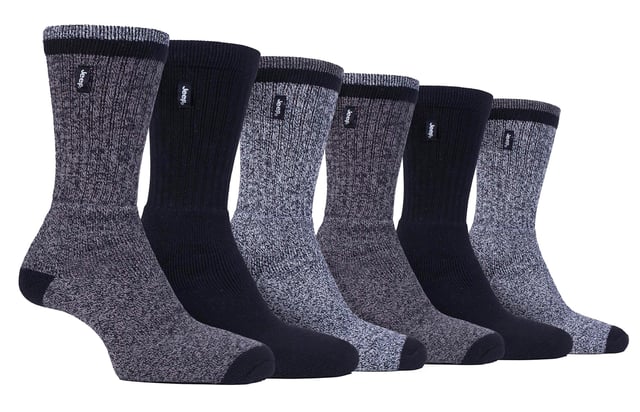 Pack de 6 calcetines de trabajo Jeep para hombre: Presentamos lo último para los largos días de pie: los calcetines para botas Jeep Workwear. Pensados para el uso diario, estos calcetines están diseñados para proporcionar un confort y una protección excepcionales, por lo que son ideales para botas de trabajo y calzado de seguridad. Fabricados con una mezcla de alto rendimiento de poliéster, algodón y elastano, estos calcetines ofrecen una combinación perfecta de suavidad y transpirabilidad. El acolchado completo de rizo asegura que sus pies permanezcan cómodos y protegidos de los golpes e impactos diarios, convirtiéndolos en un accesorio esencial para entornos de trabajo exigentes. Gracias a la cuidada inclusión de paneles transpirables y propiedades de evacuación de la humedad, tus pies se mantendrán secos y frescos incluso durante las tareas más agotadoras. . Los calcetines Jeep Workwear Boot Socks incorporan puños de canalé profundos, soporte para el tobillo y soportes para el arco del pie, garantizando un ajuste seguro que se mantiene en su sitio durante todo el día. . Decorados con la icónica marca Jeep, estos calcetines no sólo ofrecen un rendimiento excepcional, sino que también desprenden un estilo robusto y deportivo. Con un nivel de grosor que cae perfectamente en el rango medio, estos calcetines logran el equilibrio ideal entre protección y transpirabilidad. Detalles adicionales del producto: El compañero ideal para largas jornadas de trabajo. Confort y protección excepcionales para botas de trabajo. Mezcla de alto rendimiento para mayor suavidad y transpirabilidad. El acolchado de rizo protege de golpes e impactos. Los paneles transpirables mantienen los pies secos y frescos. Ajuste seguro con puños de canalé profundos y soportes para el arco. Estilo robusto con la icónica marca Jeep. Tres pares en cada paquete para llevarlos todo el día.