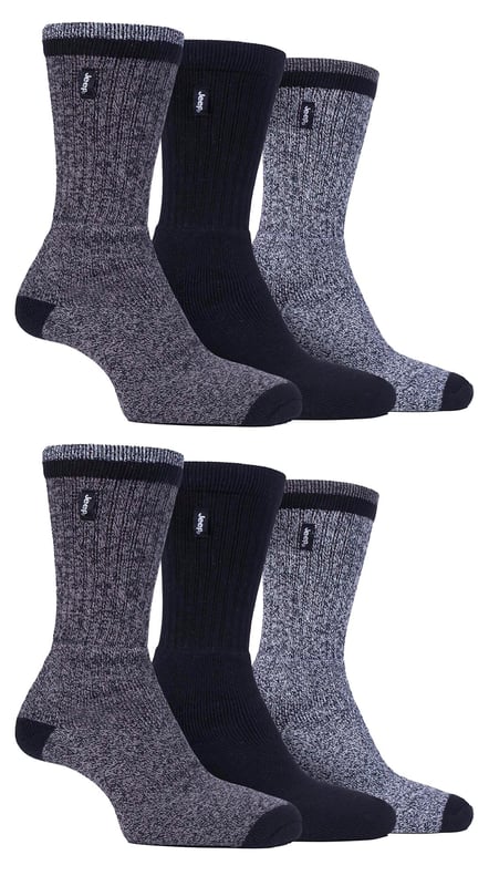 Pack de 6 calcetines de trabajo Jeep para hombre: Presentamos lo último para los largos días de pie: los calcetines para botas Jeep Workwear. Pensados para el uso diario, estos calcetines están diseñados para proporcionar un confort y una protección excepcionales, por lo que son ideales para botas de trabajo y calzado de seguridad. Fabricados con una mezcla de alto rendimiento de poliéster, algodón y elastano, estos calcetines ofrecen una combinación perfecta de suavidad y transpirabilidad. El acolchado completo de rizo asegura que sus pies permanezcan cómodos y protegidos de los golpes e impactos diarios, convirtiéndolos en un accesorio esencial para entornos de trabajo exigentes. Gracias a la cuidada inclusión de paneles transpirables y propiedades de evacuación de la humedad, tus pies se mantendrán secos y frescos incluso durante las tareas más agotadoras. . Los calcetines Jeep Workwear Boot Socks incorporan puños de canalé profundos, soporte para el tobillo y soportes para el arco del pie, garantizando un ajuste seguro que se mantiene en su sitio durante todo el día. . Decorados con la icónica marca Jeep, estos calcetines no sólo ofrecen un rendimiento excepcional, sino que también desprenden un estilo robusto y deportivo. Con un nivel de grosor que cae perfectamente en el rango medio, estos calcetines logran el equilibrio ideal entre protección y transpirabilidad. Detalles adicionales del producto: El compañero ideal para largas jornadas de trabajo. Confort y protección excepcionales para botas de trabajo. Mezcla de alto rendimiento para mayor suavidad y transpirabilidad. El acolchado de rizo protege de golpes e impactos. Los paneles transpirables mantienen los pies secos y frescos. Ajuste seguro con puños de canalé profundos y soportes para el arco. Estilo robusto con la icónica marca Jeep. Tres pares en cada paquete para llevarlos todo el día.