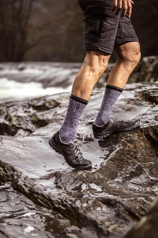 Pack de 6 calcetines de trabajo Jeep para hombre: Presentamos lo último para los largos días de pie: los calcetines para botas Jeep Workwear. Pensados para el uso diario, estos calcetines están diseñados para proporcionar un confort y una protección excepcionales, por lo que son ideales para botas de trabajo y calzado de seguridad. Fabricados con una mezcla de alto rendimiento de poliéster, algodón y elastano, estos calcetines ofrecen una combinación perfecta de suavidad y transpirabilidad. El acolchado completo de rizo asegura que sus pies permanezcan cómodos y protegidos de los golpes e impactos diarios, convirtiéndolos en un accesorio esencial para entornos de trabajo exigentes. Gracias a la cuidada inclusión de paneles transpirables y propiedades de evacuación de la humedad, tus pies se mantendrán secos y frescos incluso durante las tareas más agotadoras. . Los calcetines Jeep Workwear Boot Socks incorporan puños de canalé profundos, soporte para el tobillo y soportes para el arco del pie, garantizando un ajuste seguro que se mantiene en su sitio durante todo el día. . Decorados con la icónica marca Jeep, estos calcetines no sólo ofrecen un rendimiento excepcional, sino que también desprenden un estilo robusto y deportivo. Con un nivel de grosor que cae perfectamente en el rango medio, estos calcetines logran el equilibrio ideal entre protección y transpirabilidad. Detalles adicionales del producto: El compañero ideal para largas jornadas de trabajo. Confort y protección excepcionales para botas de trabajo. Mezcla de alto rendimiento para mayor suavidad y transpirabilidad. El acolchado de rizo protege de golpes e impactos. Los paneles transpirables mantienen los pies secos y frescos. Ajuste seguro con puños de canalé profundos y soportes para el arco. Estilo robusto con la icónica marca Jeep. Tres pares en cada paquete para llevarlos todo el día.