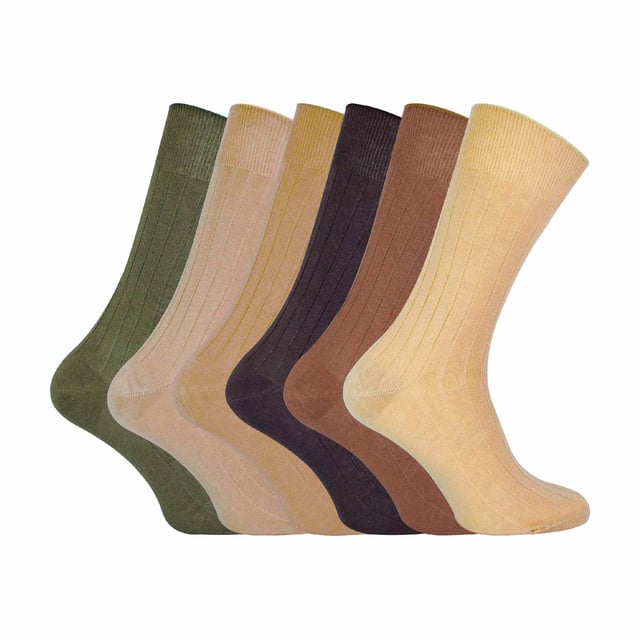 Pack de 6 Calcetines 100% Algodón Egipcio: El algodón egipcio es mundialmente famoso por ser posiblemente el algodón más suave que existe, así que ya sabes que estos calcetines 100% algodón egipcio van a ser súper suaves y súper cómodos. Estos calcetines de lujo se hacen con una mano vinculado costura del dedo del pie que significa más comodidad y casi ninguna irritación alrededor de sus dedos del pie. También incluyen una parte superior suave y delicada para que no sólo se mantengan en pie todo el día, sino que ya no tendrás que lidiar con esos desagradables anillos de constricción. Al estar hechos 100% de algodón egipcio de alta calidad, son muy suaves y cómodos, además de suaves con la piel, lo que reduce aún más la irritación. Además, al no tener bolitas, el material es más suave y, gracias a esta calidad, el calcetín durará mucho más que un calcetín de algodón normal. El algodón egipcio se cultiva a orillas del Nilo, donde la tierra es rica en nutrientes y el clima húmedo. Se procesa a mano, lo que ayuda a mantener las fibras lo más suaves y naturales posible. Estos calcetines están disponibles en negro y en 3 tallas: 6-8 UK, 9-12 UK, 12-14 UK. Son 100% Algodón Egipcio y lavables a máquina a 40. Detalles adicionales del producto: 6 Pares de Calcetines de Algodón 100% Algodón Egipcio Súper Suaves y Cómodos Costura de los Dedos de los Pies Unida a Mano Suave y Suave en la Parte Superior Larga Duración Mucho Más Suaves que el Algodón Normal No Producen Pliegues ni Irritación Disponibles en 3 Colores 3 Opciones de Tallas Lavables a Máquina