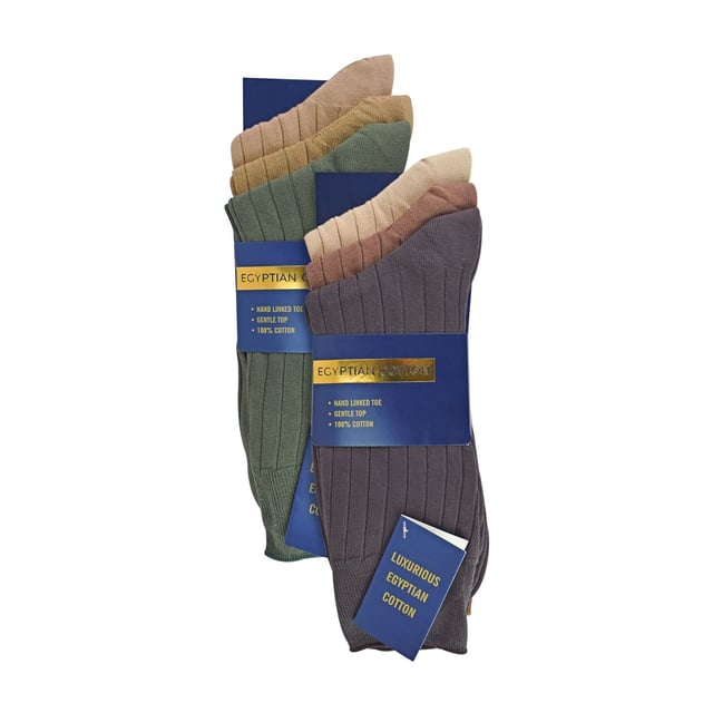 Pack de 6 Calcetines 100% Algodón Egipcio: El algodón egipcio es mundialmente famoso por ser posiblemente el algodón más suave que existe, así que ya sabes que estos calcetines 100% algodón egipcio van a ser súper suaves y súper cómodos. Estos calcetines de lujo se hacen con una mano vinculado costura del dedo del pie que significa más comodidad y casi ninguna irritación alrededor de sus dedos del pie. También incluyen una parte superior suave y delicada para que no sólo se mantengan en pie todo el día, sino que ya no tendrás que lidiar con esos desagradables anillos de constricción. Al estar hechos 100% de algodón egipcio de alta calidad, son muy suaves y cómodos, además de suaves con la piel, lo que reduce aún más la irritación. Además, al no tener bolitas, el material es más suave y, gracias a esta calidad, el calcetín durará mucho más que un calcetín de algodón normal. El algodón egipcio se cultiva a orillas del Nilo, donde la tierra es rica en nutrientes y el clima húmedo. Se procesa a mano, lo que ayuda a mantener las fibras lo más suaves y naturales posible. Estos calcetines están disponibles en negro y en 3 tallas: 6-8 UK, 9-12 UK, 12-14 UK. Son 100% Algodón Egipcio y lavables a máquina a 40. Detalles adicionales del producto: 6 Pares de Calcetines de Algodón 100% Algodón Egipcio Súper Suaves y Cómodos Costura de los Dedos de los Pies Unida a Mano Suave y Suave en la Parte Superior Larga Duración Mucho Más Suaves que el Algodón Normal No Producen Pliegues ni Irritación Disponibles en 3 Colores 3 Opciones de Tallas Lavables a Máquina
