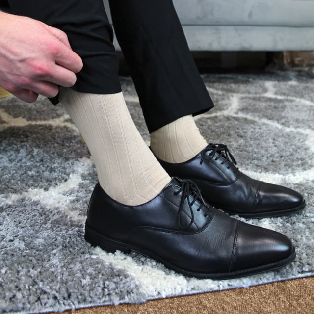 Pack de 6 Calcetines 100% Algodón Egipcio: El algodón egipcio es mundialmente famoso por ser posiblemente el algodón más suave que existe, así que ya sabes que estos calcetines 100% algodón egipcio van a ser súper suaves y súper cómodos. Estos calcetines de lujo se hacen con una mano vinculado costura del dedo del pie que significa más comodidad y casi ninguna irritación alrededor de sus dedos del pie. También incluyen una parte superior suave y delicada para que no sólo se mantengan en pie todo el día, sino que ya no tendrás que lidiar con esos desagradables anillos de constricción. Al estar hechos 100% de algodón egipcio de alta calidad, son muy suaves y cómodos, además de suaves con la piel, lo que reduce aún más la irritación. Además, al no tener bolitas, el material es más suave y, gracias a esta calidad, el calcetín durará mucho más que un calcetín de algodón normal. El algodón egipcio se cultiva a orillas del Nilo, donde la tierra es rica en nutrientes y el clima húmedo. Se procesa a mano, lo que ayuda a mantener las fibras lo más suaves y naturales posible. Estos calcetines están disponibles en negro y en 3 tallas: 6-8 UK, 9-12 UK, 12-14 UK. Son 100% Algodón Egipcio y lavables a máquina a 40. Detalles adicionales del producto: 6 Pares de Calcetines de Algodón 100% Algodón Egipcio Súper Suaves y Cómodos Costura de los Dedos de los Pies Unida a Mano Suave y Suave en la Parte Superior Larga Duración Mucho Más Suaves que el Algodón Normal No Producen Pliegues ni Irritación Disponibles en 3 Colores 3 Opciones de Tallas Lavables a Máquina