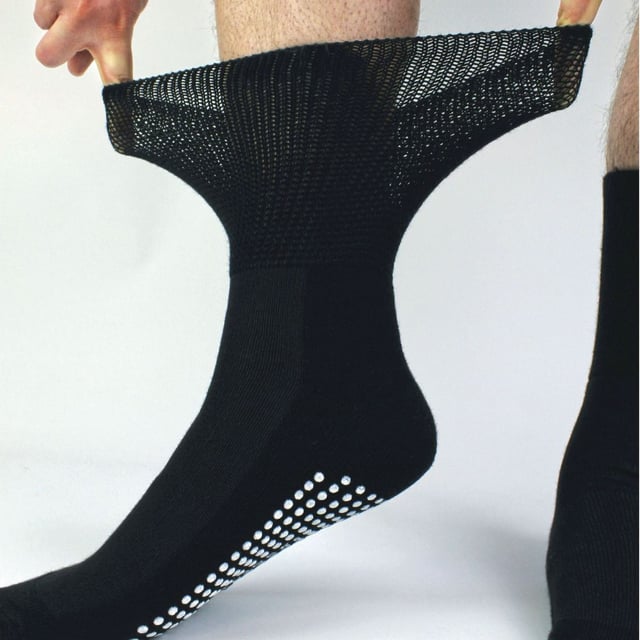 Dr.Socks Pack de 4 Calcetines Diabéticos de Bambú con Agarres: Dr.Socks es una marca que pretende innovar cuando se trata de mantener tus pies cómodos. Creemos en la importancia de cuidar de su bienestar, mediante el uso de materiales de alta calidad, Dr.Socks son capaces de producir algunos de los mejores calcetines que ayudan a aliviar los problemas de salud que afectan a nuestros pies. El bambú es conocido por ser lujosamente suave y cómodo y es superior al algodón. Sus propiedades naturales de absorción de la humedad ayudan a mantener los pies libres de sudor, mejorando la transpirabilidad y el confort general. . Estos calcetines son ideales para las personas diabéticas que sufren de mala circulación o tobillos hinchados. Tienen una parte superior no elástica extra ancha que permite que el calcetín se adapte a la forma natural de las piernas, reduciendo las dolorosas marcas dejadas por la constricción que la elasticidad normal puede crear. Los calcetines para diabéticos Dr.Socks están hechos de 43% viscosa de bambú, 40% algodón orgánico, 12% poliéster, 3% poliamida, 2% elastano y están disponibles en 3 colores: Negro, Blanco y Negro/Azul Marino/Gris/Azul. Están disponibles en 4 tallas: 4-7 UK, 6-8 UK, 9-11 UK & 12-14 UK y se pueden lavar a máquina. Detalles adicionales del producto: Dr.Socks Calcetines de Bambú para Diabéticos 4 Pares por Paquete Agarres Antideslizantes Súper Suaves Fibras de Bambú Extra Anchos No Elásticos Diseño Acanalado Calcetines Suaves y Duraderos Aptos para Diabéticos Propiedades de Absorción de la Humedad 4 Opciones de Colores Dr.Socks Branded