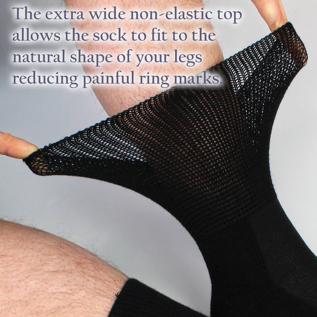 Dr.Socks Pack de 4 Calcetines Diabéticos de Bambú con Agarres: Dr.Socks es una marca que pretende innovar cuando se trata de mantener tus pies cómodos. Creemos en la importancia de cuidar de su bienestar, mediante el uso de materiales de alta calidad, Dr.Socks son capaces de producir algunos de los mejores calcetines que ayudan a aliviar los problemas de salud que afectan a nuestros pies. El bambú es conocido por ser lujosamente suave y cómodo y es superior al algodón. Sus propiedades naturales de absorción de la humedad ayudan a mantener los pies libres de sudor, mejorando la transpirabilidad y el confort general. . Estos calcetines son ideales para las personas diabéticas que sufren de mala circulación o tobillos hinchados. Tienen una parte superior no elástica extra ancha que permite que el calcetín se adapte a la forma natural de las piernas, reduciendo las dolorosas marcas dejadas por la constricción que la elasticidad normal puede crear. Los calcetines para diabéticos Dr.Socks están hechos de 43% viscosa de bambú, 40% algodón orgánico, 12% poliéster, 3% poliamida, 2% elastano y están disponibles en 3 colores: Negro, Blanco y Negro/Azul Marino/Gris/Azul. Están disponibles en 4 tallas: 4-7 UK, 6-8 UK, 9-11 UK & 12-14 UK y se pueden lavar a máquina. Detalles adicionales del producto: Dr.Socks Calcetines de Bambú para Diabéticos 4 Pares por Paquete Agarres Antideslizantes Súper Suaves Fibras de Bambú Extra Anchos No Elásticos Diseño Acanalado Calcetines Suaves y Duraderos Aptos para Diabéticos Propiedades de Absorción de la Humedad 4 Opciones de Colores Dr.Socks Branded