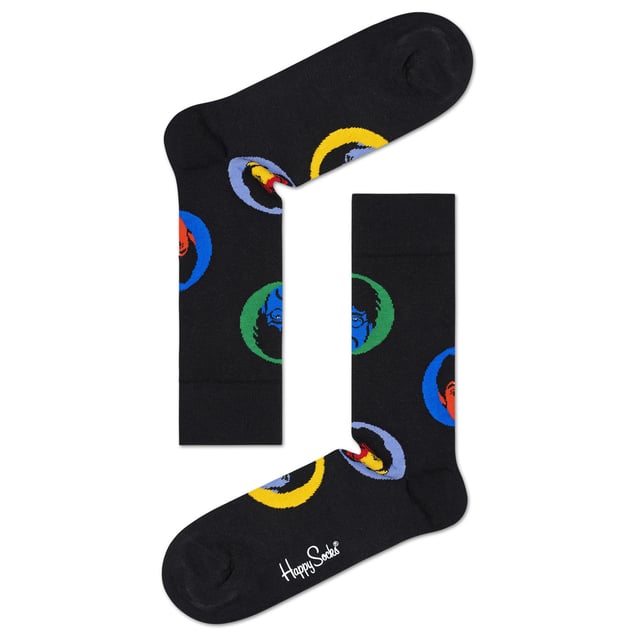 Calcetines Happy Socks Los Beatles: Happy Socks es una popular marca que ofrece calcetines de alta calidad que combinan diseños únicos y artesanía. Mikael Söderlindh y Viktor Tell tuvieron la visión de difundir la felicidad convirtiendo un elemento esencial cotidiano en una colorida pieza de diseño. En 2008, los calcetines eran sólo calcetines. Piezas textiles blancas, grises y negras que no se acercaban ni de lejos a la pieza de diseño creativa y de moda en la que podrían convertirse. Había nacido la herramienta más cómoda y colorida del mundo para difundir la felicidad. Este concepto cobra vida gracias al talentoso equipo de creativos de Happy Socks. Hoy, Happy Socks ha llegado a 90 países y a todos los continentes. Con Concept Stores en todo el mundo, desde Los Ángeles a Tokio, Happy Socks se puede encontrar en más de 10.000 boutiques de ropa de moda. Añade un toque de color y diversión con estos calcetines Beatles de diseño funky. Tanto si eres fan de los Fab Four como si quieres comprar productos Beatles para un ser querido, nuestra gama de calcetines Beatles tiene algo para todos los gustos. Los calcetines Yellow Submarine son llamativos por su color y su diseño a rayas. Vienen en un paquete de 1 par. Se pueden lavar a máquina a 40ºC. Están hechos de 86% algodón 12% poliamida 2% elastano. Detalles adicionales del producto: - Calcetines The Beatles de Happy Socks - Yellow Submarine - Revolver Socks - Abbey Road Crossing - Pack de 1 par - Lavables a máquina a 40 - 86% Algodón 12% Poliamida 2% Elastano