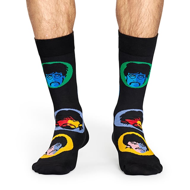 Calcetines Happy Socks Los Beatles: Happy Socks es una popular marca que ofrece calcetines de alta calidad que combinan diseños únicos y artesanía. Mikael Söderlindh y Viktor Tell tuvieron la visión de difundir la felicidad convirtiendo un elemento esencial cotidiano en una colorida pieza de diseño. En 2008, los calcetines eran sólo calcetines. Piezas textiles blancas, grises y negras que no se acercaban ni de lejos a la pieza de diseño creativa y de moda en la que podrían convertirse. Había nacido la herramienta más cómoda y colorida del mundo para difundir la felicidad. Este concepto cobra vida gracias al talentoso equipo de creativos de Happy Socks. Hoy, Happy Socks ha llegado a 90 países y a todos los continentes. Con Concept Stores en todo el mundo, desde Los Ángeles a Tokio, Happy Socks se puede encontrar en más de 10.000 boutiques de ropa de moda. Añade un toque de color y diversión con estos calcetines Beatles de diseño funky. Tanto si eres fan de los Fab Four como si quieres comprar productos Beatles para un ser querido, nuestra gama de calcetines Beatles tiene algo para todos los gustos. Los calcetines Yellow Submarine son llamativos por su color y su diseño a rayas. Vienen en un paquete de 1 par. Se pueden lavar a máquina a 40ºC. Están hechos de 86% algodón 12% poliamida 2% elastano. Detalles adicionales del producto: - Calcetines The Beatles de Happy Socks - Yellow Submarine - Revolver Socks - Abbey Road Crossing - Pack de 1 par - Lavables a máquina a 40 - 86% Algodón 12% Poliamida 2% Elastano