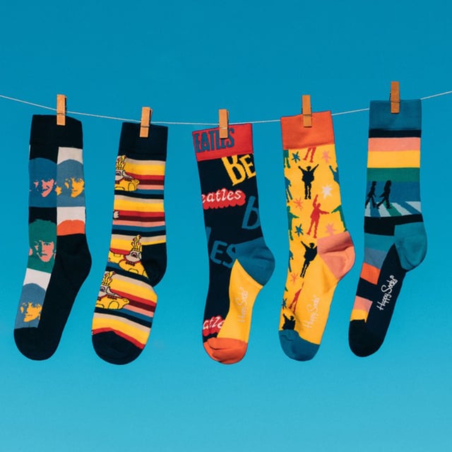 Calcetines Happy Socks Los Beatles: Happy Socks es una popular marca que ofrece calcetines de alta calidad que combinan diseños únicos y artesanía. Mikael Söderlindh y Viktor Tell tuvieron la visión de difundir la felicidad convirtiendo un elemento esencial cotidiano en una colorida pieza de diseño. En 2008, los calcetines eran sólo calcetines. Piezas textiles blancas, grises y negras que no se acercaban ni de lejos a la pieza de diseño creativa y de moda en la que podrían convertirse. Había nacido la herramienta más cómoda y colorida del mundo para difundir la felicidad. Este concepto cobra vida gracias al talentoso equipo de creativos de Happy Socks. Hoy, Happy Socks ha llegado a 90 países y a todos los continentes. Con Concept Stores en todo el mundo, desde Los Ángeles a Tokio, Happy Socks se puede encontrar en más de 10.000 boutiques de ropa de moda. Añade un toque de color y diversión con estos calcetines Beatles de diseño funky. Tanto si eres fan de los Fab Four como si quieres comprar productos Beatles para un ser querido, nuestra gama de calcetines Beatles tiene algo para todos los gustos. Los calcetines Yellow Submarine son llamativos por su color y su diseño a rayas. Vienen en un paquete de 1 par. Se pueden lavar a máquina a 40ºC. Están hechos de 86% algodón 12% poliamida 2% elastano. Detalles adicionales del producto: - Calcetines The Beatles de Happy Socks - Yellow Submarine - Revolver Socks - Abbey Road Crossing - Pack de 1 par - Lavables a máquina a 40 - 86% Algodón 12% Poliamida 2% Elastano