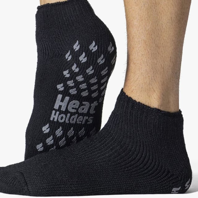 Calcetines tobilleros Heat Holders: La misma calidez y comodidad que el calcetín Heat Holders® Crew original, ¡pero con un largo de tobillo más corto! Incluyen pinzas antideslizantes en la parte inferior para proporcionar una mejor tracción en superficies interiores de madera o baldosas. Mantenga los pies calientes en los días más fríos y póngase este par de calcetines Heat Holders® para hombre, estilo zapatilla y hasta el tobillo, el calcetín térmico más cálido. Gruesos, gruesos y con un enorme índice de 2,34 tog, los Heat Holders® están fabricados con un hilo grueso especialmente desarrollado que posee cualidades térmicas extremas. Con un acolchado de pelo largo, estos calcetines térmicos ayudarán a mantener los pies totalmente cómodos y apoyados. El interior de cada calcetín se ha cepillado intensamente, lo que no sólo proporciona un tacto sensacionalmente suave, sino que también atrapa el aire caliente cerca de la piel, manteniendo los pies calientes durante más tiempo. Son de la talla 6-11 y están disponibles en 3 colores diferentes. Detalles adicionales del producto: - 1 par - Suela antideslizante - Largo hasta el tobillo - Extra cálidos - Hilo aislante avanzado - Interior cepillado suave - Acolchado de bucle largo - ¡Perfectos calcetines de salón! - Talla 6-11 uk - 3 colores