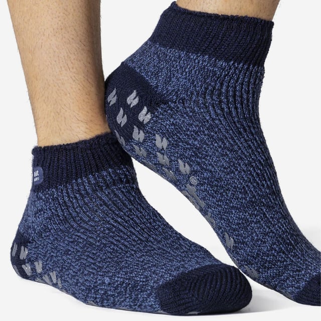 Calcetines tobilleros Heat Holders: La misma calidez y comodidad que el calcetín Heat Holders® Crew original, ¡pero con un largo de tobillo más corto! Incluyen pinzas antideslizantes en la parte inferior para proporcionar una mejor tracción en superficies interiores de madera o baldosas. Mantenga los pies calientes en los días más fríos y póngase este par de calcetines Heat Holders® para hombre, estilo zapatilla y hasta el tobillo, el calcetín térmico más cálido. Gruesos, gruesos y con un enorme índice de 2,34 tog, los Heat Holders® están fabricados con un hilo grueso especialmente desarrollado que posee cualidades térmicas extremas. Con un acolchado de pelo largo, estos calcetines térmicos ayudarán a mantener los pies totalmente cómodos y apoyados. El interior de cada calcetín se ha cepillado intensamente, lo que no sólo proporciona un tacto sensacionalmente suave, sino que también atrapa el aire caliente cerca de la piel, manteniendo los pies calientes durante más tiempo. Son de la talla 6-11 y están disponibles en 3 colores diferentes. Detalles adicionales del producto: - 1 par - Suela antideslizante - Largo hasta el tobillo - Extra cálidos - Hilo aislante avanzado - Interior cepillado suave - Acolchado de bucle largo - ¡Perfectos calcetines de salón! - Talla 6-11 uk - 3 colores