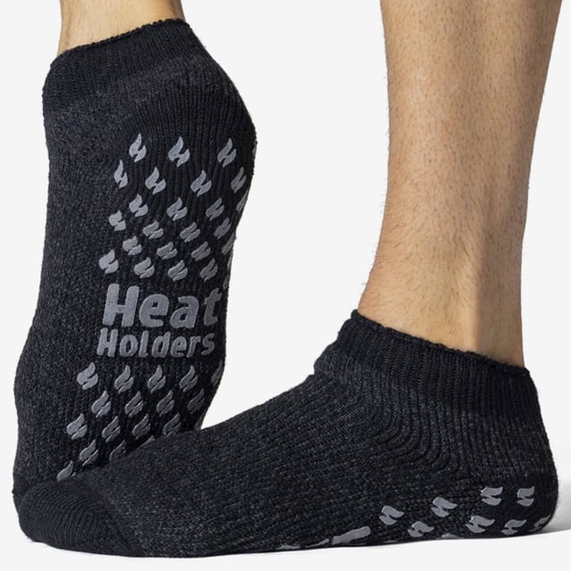 Calcetines tobilleros Heat Holders: La misma calidez y comodidad que el calcetín Heat Holders® Crew original, ¡pero con un largo de tobillo más corto! Incluyen pinzas antideslizantes en la parte inferior para proporcionar una mejor tracción en superficies interiores de madera o baldosas. Mantenga los pies calientes en los días más fríos y póngase este par de calcetines Heat Holders® para hombre, estilo zapatilla y hasta el tobillo, el calcetín térmico más cálido. Gruesos, gruesos y con un enorme índice de 2,34 tog, los Heat Holders® están fabricados con un hilo grueso especialmente desarrollado que posee cualidades térmicas extremas. Con un acolchado de pelo largo, estos calcetines térmicos ayudarán a mantener los pies totalmente cómodos y apoyados. El interior de cada calcetín se ha cepillado intensamente, lo que no sólo proporciona un tacto sensacionalmente suave, sino que también atrapa el aire caliente cerca de la piel, manteniendo los pies calientes durante más tiempo. Son de la talla 6-11 y están disponibles en 3 colores diferentes. Detalles adicionales del producto: - 1 par - Suela antideslizante - Largo hasta el tobillo - Extra cálidos - Hilo aislante avanzado - Interior cepillado suave - Acolchado de bucle largo - ¡Perfectos calcetines de salón! - Talla 6-11 uk - 3 colores