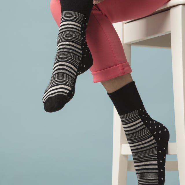 Calcetines de bambú Gentle Grip NO ELASTIC: Si la comodidad es su único objetivo cuando busca un par de calcetines, entonces considere este par de calcetines de bambú NO ELÁSTICOS de Gentle Grip como uno de los mejores. El bambú está considerado como la "superfibra" moderna, Gentle Grip es una marca de calcetines muy apreciada que se centra exclusivamente en la comodidad y la técnica NO ELÁSTICA es muy recomendable para reducir la presión en el pie... todo parece estar bien en este calcetín. Por qué el bambú es genial: El bambú es comúnmente conocido por ser un material impresionante. He aquí 3 razones por las que el bambú es el mejor. Absorción de la humedad - Las fibras de bambú controlan la temperatura de forma natural, por lo que es una fibra brillante tejida en calcetines. Gentle Grip - Non Elastic Honeycomb Top: Con un diseño especial HoneyComb Top, los calcetines suaves Gentle Grip son más cómodos para todos los usuarios, pero especialmente si tienes problemas circulatorios. La combinación de una mezcla de bambú natural y la parte superior de nido de abeja NO ELÁSTICA de los calcetines Gentle Grip en un solo paquete podría ser el par de calcetines perfecto para sus pies si la comodidad es su principal objetivo. Detalles adicionales del producto: * Pack de 6 pares, calcetines de bambú, NO ELÁSTICOS, parte superior de nido de abeja, talón y puntera reforzados, 5 diseños a elegir, 77% viscosa de bambú 17% poliéster y 1% elastano, talla 4-8 uk 37-42 eur 5-8 us, lavables a máquina