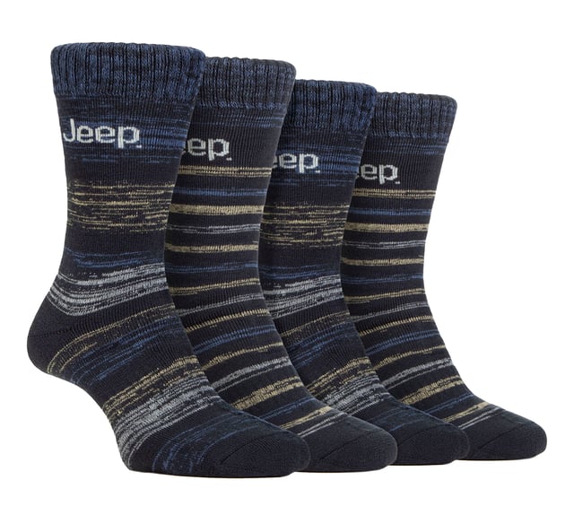 Pack de 4 calcetines térmicos a rayas Jeep para hombre: Olvídate del frío en los pies con un paquete (¡o más!) de estos calcetines térmicos a rayas Jeep. Diseñados para mantenerte caliente y cómodo, estos gruesos y cómodos calcetines térmicos para hombre son perfectos para todas tus actividades. Nuestros calcetines de bota tienen costuras en los dedos y puños estándar, por lo que son adecuados para el uso diario. Mejorados con un acolchado de rizo completo desde el puño hasta la puntera, proporcionan no sólo protección sino también aislamiento para esos momentos de frío. Confeccionados con la mezcla de poliéster de rendimiento térmico de Jeep, estos calcetines están diseñados para ayudarte a mantenerte caliente y cómodo durante los meses más fríos. El puño de canalé elástico de doble capa garantiza un ajuste perfecto, mientras que los soportes para el arco incorporados te proporcionan una sensación de mayor seguridad y estabilidad. Pero el calor no es su único atributo. Estos calcetines también son llamativos, ya que presentan rayas de hilo retorcido y marga de varios tonos, combinadas con llamativos logotipos de Jeep tejidos en el tejido. Gracias al poliéster de alto rendimiento, estos calcetines son suaves y transpirables. Este pack de 4 pares es justo lo que necesitas para combatir el frío y mantener tus pies calentitos, ya estés de excursión, trabajando o simplemente descansando en casa. Con su grosor regular y su rendimiento térmico inigualable, estos calcetines térmicos Jeep a rayas para botas son tu solución definitiva para mantener los pies calientes y acogedores, ¡sin importar la aventura! Estos calcetines Jeep están fabricados con un material de calidad compuesto por un 58% de acrílico 38% de poliéster 4% de elastano y están disponibles en 6 colores/estilos diferentes. También son lavables a máquina. Detalles adicionales del producto: Calcetines térmicos para botas Jeep Mezcla de poliéster de alto rendimiento Puño acanalado de doble capa Cálidos y cómodos Acolchados de rizo Soporte para el arco Ideal para el invierno Motivos de marga a rayas 6 estilos/colores disponibles Lavables a máquina
