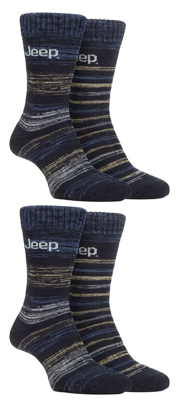 Pack de 4 calcetines térmicos a rayas Jeep para hombre: Olvídate del frío en los pies con un paquete (¡o más!) de estos calcetines térmicos a rayas Jeep. Diseñados para mantenerte caliente y cómodo, estos gruesos y cómodos calcetines térmicos para hombre son perfectos para todas tus actividades. Nuestros calcetines de bota tienen costuras en los dedos y puños estándar, por lo que son adecuados para el uso diario. Mejorados con un acolchado de rizo completo desde el puño hasta la puntera, proporcionan no sólo protección sino también aislamiento para esos momentos de frío. Confeccionados con la mezcla de poliéster de rendimiento térmico de Jeep, estos calcetines están diseñados para ayudarte a mantenerte caliente y cómodo durante los meses más fríos. El puño de canalé elástico de doble capa garantiza un ajuste perfecto, mientras que los soportes para el arco incorporados te proporcionan una sensación de mayor seguridad y estabilidad. Pero el calor no es su único atributo. Estos calcetines también son llamativos, ya que presentan rayas de hilo retorcido y marga de varios tonos, combinadas con llamativos logotipos de Jeep tejidos en el tejido. Gracias al poliéster de alto rendimiento, estos calcetines son suaves y transpirables. Este pack de 4 pares es justo lo que necesitas para combatir el frío y mantener tus pies calentitos, ya estés de excursión, trabajando o simplemente descansando en casa. Con su grosor regular y su rendimiento térmico inigualable, estos calcetines térmicos Jeep a rayas para botas son tu solución definitiva para mantener los pies calientes y acogedores, ¡sin importar la aventura! Estos calcetines Jeep están fabricados con un material de calidad compuesto por un 58% de acrílico 38% de poliéster 4% de elastano y están disponibles en 6 colores/estilos diferentes. También son lavables a máquina. Detalles adicionales del producto: Calcetines térmicos para botas Jeep Mezcla de poliéster de alto rendimiento Puño acanalado de doble capa Cálidos y cómodos Acolchados de rizo Soporte para el arco Ideal para el invierno Motivos de marga a rayas 6 estilos/colores disponibles Lavables a máquina