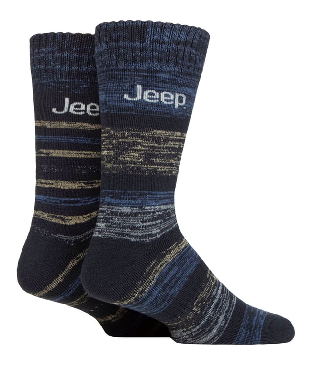 Pack de 4 calcetines térmicos a rayas Jeep para hombre: Olvídate del frío en los pies con un paquete (¡o más!) de estos calcetines térmicos a rayas Jeep. Diseñados para mantenerte caliente y cómodo, estos gruesos y cómodos calcetines térmicos para hombre son perfectos para todas tus actividades. Nuestros calcetines de bota tienen costuras en los dedos y puños estándar, por lo que son adecuados para el uso diario. Mejorados con un acolchado de rizo completo desde el puño hasta la puntera, proporcionan no sólo protección sino también aislamiento para esos momentos de frío. Confeccionados con la mezcla de poliéster de rendimiento térmico de Jeep, estos calcetines están diseñados para ayudarte a mantenerte caliente y cómodo durante los meses más fríos. El puño de canalé elástico de doble capa garantiza un ajuste perfecto, mientras que los soportes para el arco incorporados te proporcionan una sensación de mayor seguridad y estabilidad. Pero el calor no es su único atributo. Estos calcetines también son llamativos, ya que presentan rayas de hilo retorcido y marga de varios tonos, combinadas con llamativos logotipos de Jeep tejidos en el tejido. Gracias al poliéster de alto rendimiento, estos calcetines son suaves y transpirables. Este pack de 4 pares es justo lo que necesitas para combatir el frío y mantener tus pies calentitos, ya estés de excursión, trabajando o simplemente descansando en casa. Con su grosor regular y su rendimiento térmico inigualable, estos calcetines térmicos Jeep a rayas para botas son tu solución definitiva para mantener los pies calientes y acogedores, ¡sin importar la aventura! Estos calcetines Jeep están fabricados con un material de calidad compuesto por un 58% de acrílico 38% de poliéster 4% de elastano y están disponibles en 6 colores/estilos diferentes. También son lavables a máquina. Detalles adicionales del producto: Calcetines térmicos para botas Jeep Mezcla de poliéster de alto rendimiento Puño acanalado de doble capa Cálidos y cómodos Acolchados de rizo Soporte para el arco Ideal para el invierno Motivos de marga a rayas 6 estilos/colores disponibles Lavables a máquina