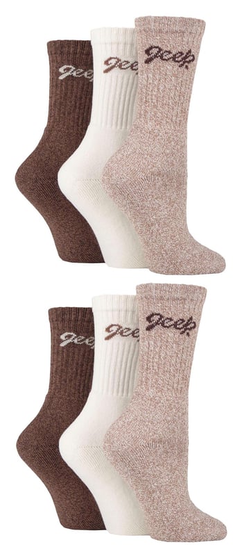 Pack de 6 calcetines de algodón Jeep para mujer: Presentamos nuestros calcetines Jeep Cushioned Foot Cotton Boot Socks - el compañero perfecto para las aventuras urbanas de trail con botas. Este pack de 6 pares está confeccionado con una mezcla suave y transpirable, compuesta por un 82% de algodón, un 15% de nailon, un 1% de poliéster y un 2% de elastano. Con costuras y puños estándar, estos calcetines ofrecen un ajuste cómodo. Diseñados para ofrecer el máximo confort y protección, los calcetines presentan un grosor medio y una pernera acanalada. El pie está totalmente acolchado con un denso rizo, que proporciona una excelente amortiguación, aislamiento y absorción de impactos desde los dedos hasta el talón. Despídete de los impactos y golpes cotidianos durante tus excursiones al aire libre. En elegantes tonos de colores lisos, marga e hilos de colores en bloque, estos calcetines de bota lucen los logotipos Jeep script entretejidos en las perneras para darles un toque moderno. Son lavables a máquina a 40°, lo que garantiza un fácil mantenimiento. Ideales para el tiempo libre, estos calcetines de bota Jeep para mujer son la combinación perfecta de estilo y funcionalidad. No pierdas la oportunidad de disfrutar de unos pies supersuaves y ricos en algodón. . Detalles del producto extra: Calcetines Jeep Cushioned Foot Cotton Boot - tu compañero de aventuras en los senderos urbanos. Mezcla suave y transpirable - 82% Algodón, 15% Nylon, 1% Poliéster, 2% Elastano. Máximo confort y protección con grosor medio y pierna acanalada. Pie totalmente acolchado con rizo denso para una excelente amortiguación. Tonos elegantes con modernos logotipos Jeep script tejidos en las perneras. Lavable a máquina a 40° para un fácil mantenimiento. Di adiós a los impactos y golpes durante las excursiones al aire libre. Disfruta de una comodidad supersuave y rica en algodón para tus pies.