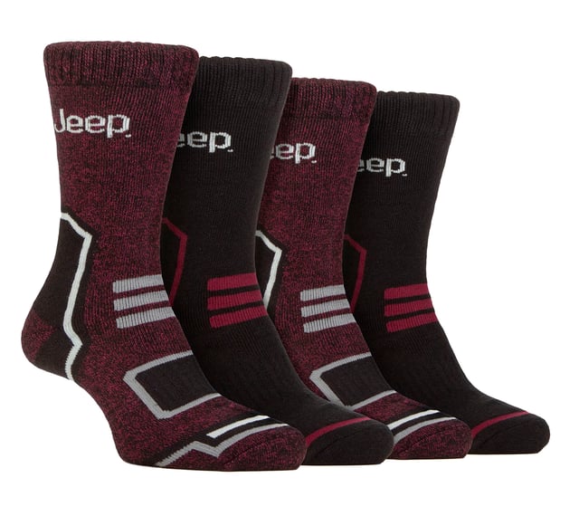 Pack de 4 calcetines térmicos a rayas Jeep para hombre: Olvídate del frío en los pies con un paquete (¡o más!) de estos calcetines térmicos a rayas Jeep. Diseñados para mantenerte caliente y cómodo, estos calcetines térmicos para hombre de 4 pares son perfectos para todas tus actividades. Nuestros calcetines de bota tienen costuras en los dedos y puños estándar, por lo que son adecuados para el uso diario. Mejorados con un acolchado de rizo completo desde el puño hasta la puntera, proporcionan no sólo protección sino también aislamiento para esos momentos de frío. Confeccionados con la mezcla de poliéster de rendimiento térmico de Jeep, estos calcetines están diseñados para ayudarte a mantenerte caliente y cómodo durante los meses más fríos. El puño de canalé elástico de doble capa garantiza un ajuste perfecto, mientras que los soportes para el arco incorporados te proporcionan una sensación de mayor seguridad y estabilidad. Pero el calor no es su único atributo. Estos calcetines también son llamativos, ya que presentan rayas de hilo retorcido y marga de varios tonos, combinadas con llamativos logotipos de Jeep tejidos en el tejido. Gracias al poliéster de alto rendimiento, estos calcetines son suaves y transpirables. Este pack de 4 pares es justo lo que necesitas para combatir el frío y mantener los pies calentitos, ya estés de excursión, trabajando o simplemente descansando en casa. Con su grosor regular y su rendimiento térmico inigualable, estos calcetines térmicos Jeep a rayas para botas son tu solución definitiva para mantener los pies calientes y acogedores, ¡sin importar la aventura! Estos calcetines Jeep están fabricados con un material de calidad compuesto por un 58% de acrílico 38% de poliéster 4% de elastano y están disponibles en 6 colores/estilos diferentes. También son lavables a máquina. Detalles adicionales del producto: Calcetines térmicos para botas Jeep Mezcla de poliéster de alto rendimiento Puño acanalado de doble capa Cálidos y cómodos Acolchados de rizo Soporte para el arco Ideal para el invierno Motivos de marga a rayas 6 estilos/colores disponibles Lavables a máquina