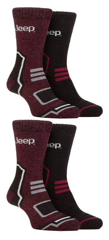Pack de 4 calcetines térmicos a rayas Jeep para hombre: Olvídate del frío en los pies con un paquete (¡o más!) de estos calcetines térmicos a rayas Jeep. Diseñados para mantenerte caliente y cómodo, estos calcetines térmicos para hombre de 4 pares son perfectos para todas tus actividades. Nuestros calcetines de bota tienen costuras en los dedos y puños estándar, por lo que son adecuados para el uso diario. Mejorados con un acolchado de rizo completo desde el puño hasta la puntera, proporcionan no sólo protección sino también aislamiento para esos momentos de frío. Confeccionados con la mezcla de poliéster de rendimiento térmico de Jeep, estos calcetines están diseñados para ayudarte a mantenerte caliente y cómodo durante los meses más fríos. El puño de canalé elástico de doble capa garantiza un ajuste perfecto, mientras que los soportes para el arco incorporados te proporcionan una sensación de mayor seguridad y estabilidad. Pero el calor no es su único atributo. Estos calcetines también son llamativos, ya que presentan rayas de hilo retorcido y marga de varios tonos, combinadas con llamativos logotipos de Jeep tejidos en el tejido. Gracias al poliéster de alto rendimiento, estos calcetines son suaves y transpirables. Este pack de 4 pares es justo lo que necesitas para combatir el frío y mantener los pies calentitos, ya estés de excursión, trabajando o simplemente descansando en casa. Con su grosor regular y su rendimiento térmico inigualable, estos calcetines térmicos Jeep a rayas para botas son tu solución definitiva para mantener los pies calientes y acogedores, ¡sin importar la aventura! Estos calcetines Jeep están fabricados con un material de calidad compuesto por un 58% de acrílico 38% de poliéster 4% de elastano y están disponibles en 6 colores/estilos diferentes. También son lavables a máquina. Detalles adicionales del producto: Calcetines térmicos para botas Jeep Mezcla de poliéster de alto rendimiento Puño acanalado de doble capa Cálidos y cómodos Acolchados de rizo Soporte para el arco Ideal para el invierno Motivos de marga a rayas 6 estilos/colores disponibles Lavables a máquina