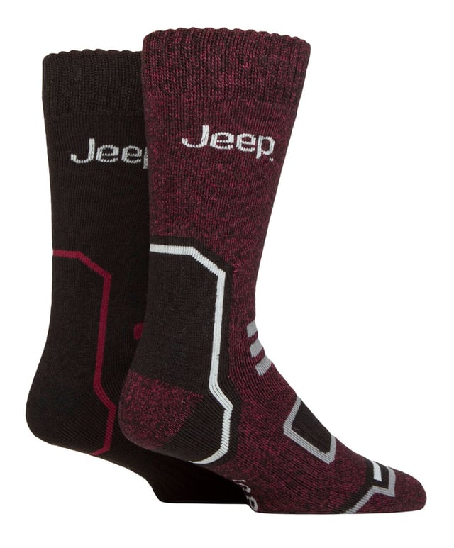 Pack de 4 calcetines térmicos a rayas Jeep para hombre: Olvídate del frío en los pies con un paquete (¡o más!) de estos calcetines térmicos a rayas Jeep. Diseñados para mantenerte caliente y cómodo, estos calcetines térmicos para hombre de 4 pares son perfectos para todas tus actividades. Nuestros calcetines de bota tienen costuras en los dedos y puños estándar, por lo que son adecuados para el uso diario. Mejorados con un acolchado de rizo completo desde el puño hasta la puntera, proporcionan no sólo protección sino también aislamiento para esos momentos de frío. Confeccionados con la mezcla de poliéster de rendimiento térmico de Jeep, estos calcetines están diseñados para ayudarte a mantenerte caliente y cómodo durante los meses más fríos. El puño de canalé elástico de doble capa garantiza un ajuste perfecto, mientras que los soportes para el arco incorporados te proporcionan una sensación de mayor seguridad y estabilidad. Pero el calor no es su único atributo. Estos calcetines también son llamativos, ya que presentan rayas de hilo retorcido y marga de varios tonos, combinadas con llamativos logotipos de Jeep tejidos en el tejido. Gracias al poliéster de alto rendimiento, estos calcetines son suaves y transpirables. Este pack de 4 pares es justo lo que necesitas para combatir el frío y mantener los pies calentitos, ya estés de excursión, trabajando o simplemente descansando en casa. Con su grosor regular y su rendimiento térmico inigualable, estos calcetines térmicos Jeep a rayas para botas son tu solución definitiva para mantener los pies calientes y acogedores, ¡sin importar la aventura! Estos calcetines Jeep están fabricados con un material de calidad compuesto por un 58% de acrílico 38% de poliéster 4% de elastano y están disponibles en 6 colores/estilos diferentes. También son lavables a máquina. Detalles adicionales del producto: Calcetines térmicos para botas Jeep Mezcla de poliéster de alto rendimiento Puño acanalado de doble capa Cálidos y cómodos Acolchados de rizo Soporte para el arco Ideal para el invierno Motivos de marga a rayas 6 estilos/colores disponibles Lavables a máquina