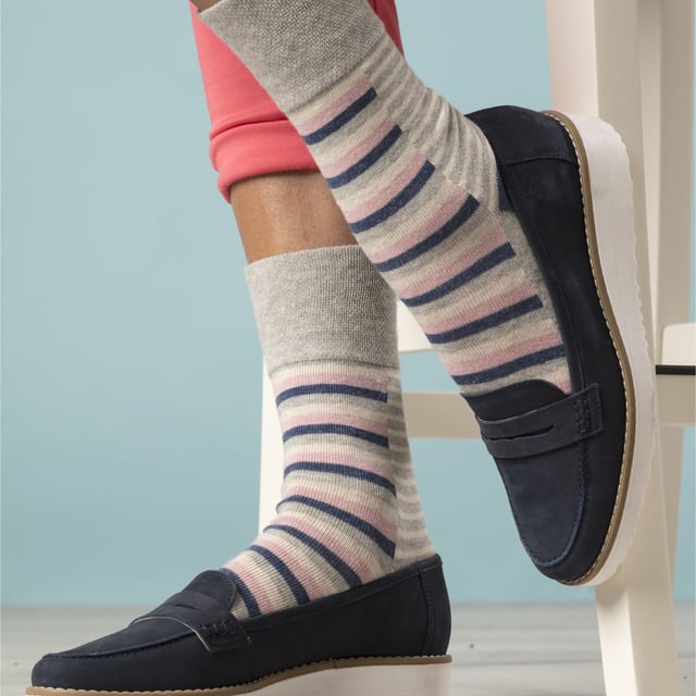 Calcetines de bambú Gentle Grip NO ELASTIC: Si la comodidad es su único objetivo cuando busca un par de calcetines, entonces considere este par de calcetines de bambú NO ELÁSTICOS de Gentle Grip como uno de los mejores. El bambú está considerado como la "superfibra" moderna, Gentle Grip es una marca de calcetines muy apreciada que se centra exclusivamente en la comodidad y la técnica NO ELÁSTICA es muy recomendable para reducir la presión en el pie... todo parece estar bien en este calcetín. Por qué el bambú es genial: El bambú es comúnmente conocido por ser un material impresionante. He aquí 3 razones por las que el bambú es el mejor. Absorción de la humedad - Las fibras de bambú controlan la temperatura de forma natural, por lo que es una fibra brillante tejida en calcetines. Gentle Grip - Non Elastic Honeycomb Top: Con un diseño especial HoneyComb Top, los calcetines suaves Gentle Grip son más cómodos para todos los usuarios, pero especialmente si tienes problemas circulatorios. La combinación de una mezcla de bambú natural y la parte superior de nido de abeja NO ELÁSTICA de los calcetines Gentle Grip en un solo paquete podría ser el par de calcetines perfecto para sus pies si la comodidad es su principal objetivo. Detalles adicionales del producto: * Pack de 6 pares, calcetines de bambú, NO ELÁSTICOS, parte superior de nido de abeja, talón y puntera reforzados, 5 diseños a elegir, 77% viscosa de bambú 17% poliéster y 1% elastano, talla 4-8 uk 37-42 eur 5-8 us, lavables a máquina