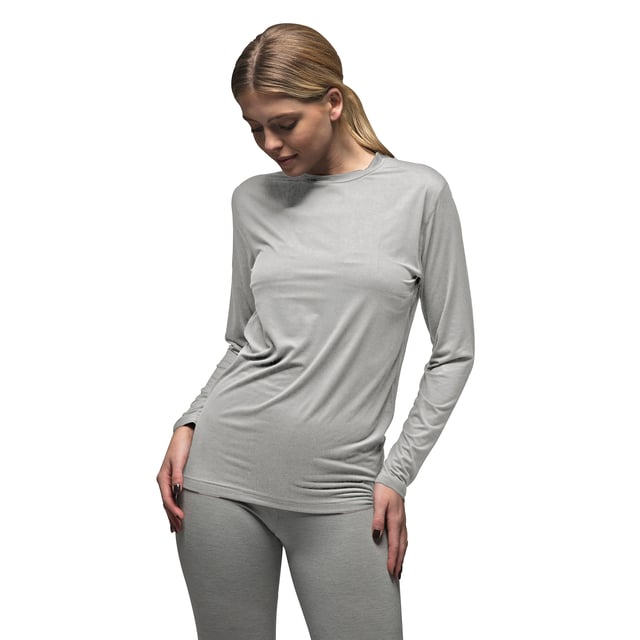 Camiseta térmica de manga larga Heat Holders® Ladies: Presentamos la camiseta térmica de manga larga Heat Holders® Ladies Ultra Lite, una camiseta extraordinariamente acogedora y funcional, confeccionada para llevarla durante todo el día con una disposición amable y servicial. El tejido de alta calidad de esta camiseta presenta una elasticidad multidireccional que permite un movimiento suave y una gran durabilidad. El suave acabado melocotón del interior y el exterior garantiza un tacto agradable y agradable para la piel. Para aumentar su comodidad, incorpora paneles laterales y una sisa especialmente diseñada para un ajuste excepcional. Con un índice UPF 50+, este tejido bloquea eficazmente el 98% de los dañinos rayos ultravioleta UVA y UVB, garantizando una protección solar fiable. Desde salidas informales y looks a capas hasta el descanso en casa, la línea de ropa Heat Holders® ofrece opciones de prendas versátiles para mantenerte abrigado y cómodo. Estas camisetas de manga larga están disponibles en Charcoal o Silver y están confeccionadas con: 88% Poliéster, 12% Elastano. Tienen 4 opciones de tallas: S, M, L y XL y son lavables a máquina. Detalles adicionales del producto: Camiseta térmica Heat Holders Manga larga Elástico multidireccional 50+ UPF Costuras planas Secado rápido Ideal para uso informal 2 opciones de color Suave acabado perchado 4 tallas disponibles Lavable a máquina
