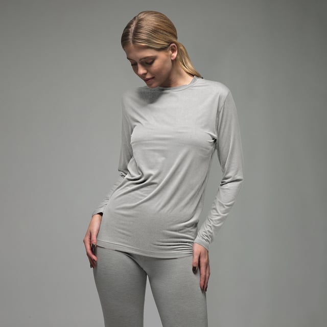 Camiseta térmica de manga larga Heat Holders® Ladies: Presentamos la camiseta térmica de manga larga Heat Holders® Ladies Ultra Lite, una camiseta extraordinariamente acogedora y funcional, confeccionada para llevarla durante todo el día con una disposición amable y servicial. El tejido de alta calidad de esta camiseta presenta una elasticidad multidireccional que permite un movimiento suave y una gran durabilidad. El suave acabado melocotón del interior y el exterior garantiza un tacto agradable y agradable para la piel. Para aumentar su comodidad, incorpora paneles laterales y una sisa especialmente diseñada para un ajuste excepcional. Con un índice UPF 50+, este tejido bloquea eficazmente el 98% de los dañinos rayos ultravioleta UVA y UVB, garantizando una protección solar fiable. Desde salidas informales y looks a capas hasta el descanso en casa, la línea de ropa Heat Holders® ofrece opciones de prendas versátiles para mantenerte abrigado y cómodo. Estas camisetas de manga larga están disponibles en Charcoal o Silver y están confeccionadas con: 88% Poliéster, 12% Elastano. Tienen 4 opciones de tallas: S, M, L y XL y son lavables a máquina. Detalles adicionales del producto: Camiseta térmica Heat Holders Manga larga Elástico multidireccional 50+ UPF Costuras planas Secado rápido Ideal para uso informal 2 opciones de color Suave acabado perchado 4 tallas disponibles Lavable a máquina