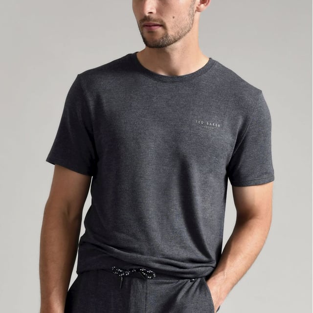 Camiseta Ted Baker SUPER SOFT Hombre Azul Marino

Cierre/Ajuste: Pull-On

Características: Confort

Peso del artículo: 0,4 KG

Ajuste de la ropa: Relajado

Paquete sencillo o múltiple: sencillo

Caja de regalo: No

Composición del material: 94% Modal, 6% Elastano
Código del producto: AA2510-NWS-002 AA2510-NWS-002