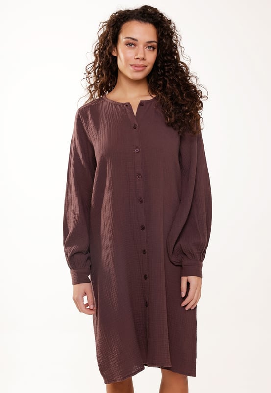 Vind rust in de rozenrook en donkere peper lounge. Deze Pyjama Jurk is gemaakt van 100% katoenen muslin en heeft knopen aan de voorkant en de uiteinden van de mouwen. De jurk heeft een ronde halslijn.