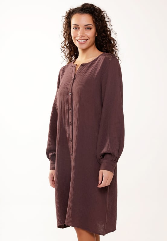 Vind rust in de rozenrook en donkere peper lounge. Deze Pyjama Jurk is gemaakt van 100% katoenen muslin en heeft knopen aan de voorkant en de uiteinden van de mouwen. De jurk heeft een ronde halslijn.