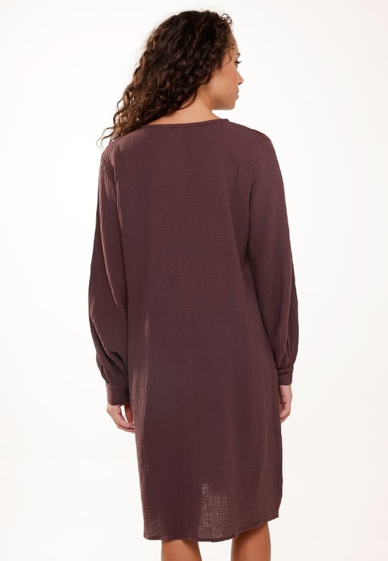 Vind rust in de rozenrook en donkere peper lounge. Deze Pyjama Jurk is gemaakt van 100% katoenen muslin en heeft knopen aan de voorkant en de uiteinden van de mouwen. De jurk heeft een ronde halslijn.