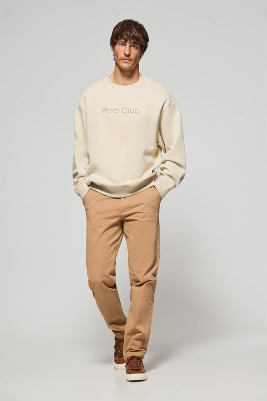 Dieses Herren-Sweatshirt mit Rundhalsausschnitt aus weicher Baumwolle ist ein Must-have für Ihre Garderobe. Seine lockere Passform bietet Komfort und Stil, ideal für alle, die einen lässigen, urbanen Look suchen. Der Rundhalsausschnitt, die Ärmelbündchen und der Bund sind für eine optimale Passform gerippt. Kontrastfarbenes Nahtband an der Innenseite des Kragens. Die flauschige Innenseite bietet ein warmes und weiches Tragegefühl, perfekt für kühlere Tage. Das gummierte Polo Club Logo ist auf die Farbe des Sweatshirts abgestimmt und sorgt für ein minimalistisches und raffiniertes Design. Dieses Kleidungsstück lässt sich ideal mit Jeans oder Chinohosen kombinieren, um einen lässigen Stil mit einem raffinierten Touch zu erzielen.