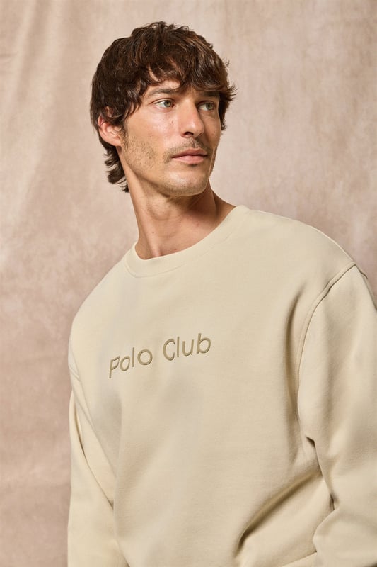 Dieses Herren-Sweatshirt mit Rundhalsausschnitt aus weicher Baumwolle ist ein Must-have für Ihre Garderobe. Seine lockere Passform bietet Komfort und Stil, ideal für alle, die einen lässigen, urbanen Look suchen. Der Rundhalsausschnitt, die Ärmelbündchen und der Bund sind für eine optimale Passform gerippt. Kontrastfarbenes Nahtband an der Innenseite des Kragens. Die flauschige Innenseite bietet ein warmes und weiches Tragegefühl, perfekt für kühlere Tage. Das gummierte Polo Club Logo ist auf die Farbe des Sweatshirts abgestimmt und sorgt für ein minimalistisches und raffiniertes Design. Dieses Kleidungsstück lässt sich ideal mit Jeans oder Chinohosen kombinieren, um einen lässigen Stil mit einem raffinierten Touch zu erzielen.