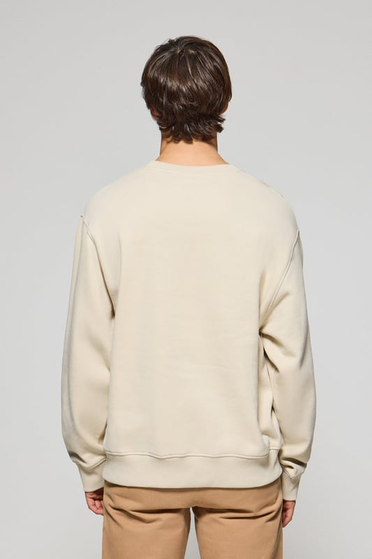 Dieses Herren-Sweatshirt mit Rundhalsausschnitt aus weicher Baumwolle ist ein Must-have für Ihre Garderobe. Seine lockere Passform bietet Komfort und Stil, ideal für alle, die einen lässigen, urbanen Look suchen. Der Rundhalsausschnitt, die Ärmelbündchen und der Bund sind für eine optimale Passform gerippt. Kontrastfarbenes Nahtband an der Innenseite des Kragens. Die flauschige Innenseite bietet ein warmes und weiches Tragegefühl, perfekt für kühlere Tage. Das gummierte Polo Club Logo ist auf die Farbe des Sweatshirts abgestimmt und sorgt für ein minimalistisches und raffiniertes Design. Dieses Kleidungsstück lässt sich ideal mit Jeans oder Chinohosen kombinieren, um einen lässigen Stil mit einem raffinierten Touch zu erzielen.