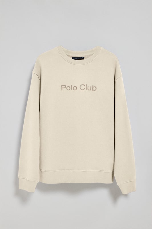 Dieses Herren-Sweatshirt mit Rundhalsausschnitt aus weicher Baumwolle ist ein Must-have für Ihre Garderobe. Seine lockere Passform bietet Komfort und Stil, ideal für alle, die einen lässigen, urbanen Look suchen. Der Rundhalsausschnitt, die Ärmelbündchen und der Bund sind für eine optimale Passform gerippt. Kontrastfarbenes Nahtband an der Innenseite des Kragens. Die flauschige Innenseite bietet ein warmes und weiches Tragegefühl, perfekt für kühlere Tage. Das gummierte Polo Club Logo ist auf die Farbe des Sweatshirts abgestimmt und sorgt für ein minimalistisches und raffiniertes Design. Dieses Kleidungsstück lässt sich ideal mit Jeans oder Chinohosen kombinieren, um einen lässigen Stil mit einem raffinierten Touch zu erzielen.