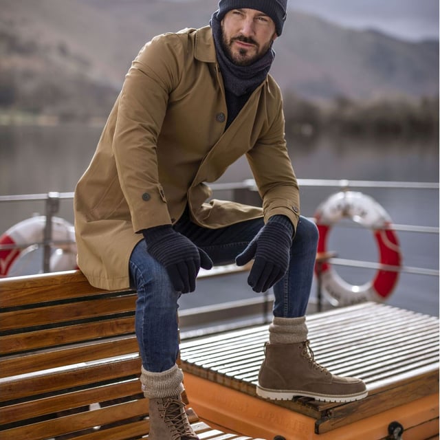 Calcetines térmicos originales Heat Holders para hombre: Mantén los pies calientes en los días más fríos y ponte este par de Heat Holders Original Thermal Sock. Lo último en calcetines térmicos. Los calcetines Heat Holders no sólo te mantendrán los pies calientes, sino que también te asegurarán que toda la pierna esté extremadamente caliente. Los calcetines Heat Holders te proporcionan una comodidad y un calor intensos. Nuestro hilo térmico especialmente desarrollado proporciona un aislamiento de alto rendimiento contra el frío con una capacidad superior de transpiración de la humedad. La innovadora tecnología de tricotado produce nuestro exclusivo pelo acolchado extra largo para retener más aire caliente, aumentando el índice TOG. Nuestro experto proceso de cepillado Heat Holders maximiza la cantidad de aire caliente retenido en el interior de cada calcetín para ofrecer una calidez total y comodidad durante todo el día. Con un índice de 2,34 tog, sus pies y piernas estarán 7 veces más calientes que con un calcetín de algodón normal, incluso en climas invernales extremadamente fríos. Estos calcetines no sólo son muy suaves y cálidos, sino que también resultan muy útiles si pasas mucho tiempo al aire libre. Estos calcetines de 2 pares están disponibles en las tallas 6-11 UK y 12-14 UK y están fabricados con un 91% de acrílico, un 5% de poliamida, un 3% de poliéster y un 1% de elastano. Están disponibles en 11 colores diferentes y se pueden lavar a máquina. Detalles adicionales del producto: Heat Holders Original Socks 2 Pair Multipack Hilo Especialmente Desarrollado Cepillado Térmico 2.34 Tog Rating Grueso y Caliente 7X Más Caliente que los Calcetines de Algodón Tallas para Hombre: 6-11 & 12-14 UK