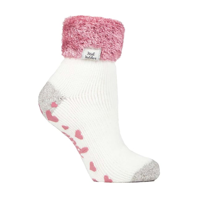 Calcetines Heat Holders Ladies Lounge: Relájate en casa con estos acogedores calcetines. Tanto si quieres estar calentita como cómoda en casa, estos calcetines de salón tienen un diseño bonito y elegante para que puedas combinarlos con cualquier conjunto informal. Todos los calcetines HEAT HOLDERS®, incluidos estos calcetines de salón, están creados con tecnología de punto PATENTADA en el Reino Unido. Este exclusivo proceso de fabricación, junto con el innovador hilo térmico de diseño japonés HEAT HOLDERS®, garantiza el máximo calor cerca de la piel, manteniendo los pies calientes durante más tiempo. Con una calificación TOG de 2,34, estos calcetines están diseñados para mantener los pies calientes y conservar el calor cerca de la piel. También evitan que tus pies se sientan húmedos gracias a su suave forro térmico interior cepillado. Con un acolchado de pelo largo, estos calcetines térmicos ayudarán a mantener los pies totalmente cómodos y apoyados. Estos calcetines son el regalo perfecto para cualquier mujer que tenga los pies fríos. El puño giratorio permite subir o bajar los calcetines para un ajuste más cómodo. Estos calcetines están disponibles en las tallas para mujer 4-8 UK. Detalles adicionales del producto: - Calcetines térmicos oficiales - Calcetines térmicos para mujer - Hilo térmico - Lazos térmicos - Cepillado térmico - Forro térmico grueso - 2.34 tog - Puños antideslizantes - Bajo tobillo - Tallas 4-8 UK