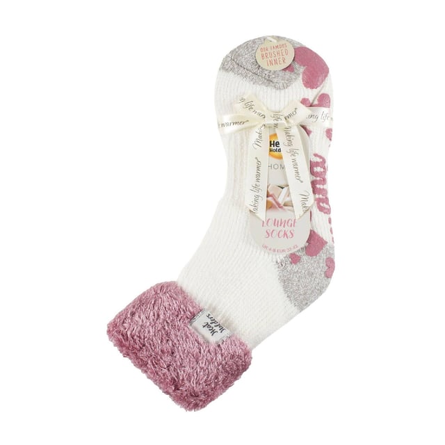 Calcetines Heat Holders Ladies Lounge: Relájate en casa con estos acogedores calcetines. Tanto si quieres estar calentita como cómoda en casa, estos calcetines de salón tienen un diseño bonito y elegante para que puedas combinarlos con cualquier conjunto informal. Todos los calcetines HEAT HOLDERS®, incluidos estos calcetines de salón, están creados con tecnología de punto PATENTADA en el Reino Unido. Este exclusivo proceso de fabricación, junto con el innovador hilo térmico de diseño japonés HEAT HOLDERS®, garantiza el máximo calor cerca de la piel, manteniendo los pies calientes durante más tiempo. Con una calificación TOG de 2,34, estos calcetines están diseñados para mantener los pies calientes y conservar el calor cerca de la piel. También evitan que tus pies se sientan húmedos gracias a su suave forro térmico interior cepillado. Con un acolchado de pelo largo, estos calcetines térmicos ayudarán a mantener los pies totalmente cómodos y apoyados. Estos calcetines son el regalo perfecto para cualquier mujer que tenga los pies fríos. El puño giratorio permite subir o bajar los calcetines para un ajuste más cómodo. Estos calcetines están disponibles en las tallas para mujer 4-8 UK. Detalles adicionales del producto: - Calcetines térmicos oficiales - Calcetines térmicos para mujer - Hilo térmico - Lazos térmicos - Cepillado térmico - Forro térmico grueso - 2.34 tog - Puños antideslizantes - Bajo tobillo - Tallas 4-8 UK