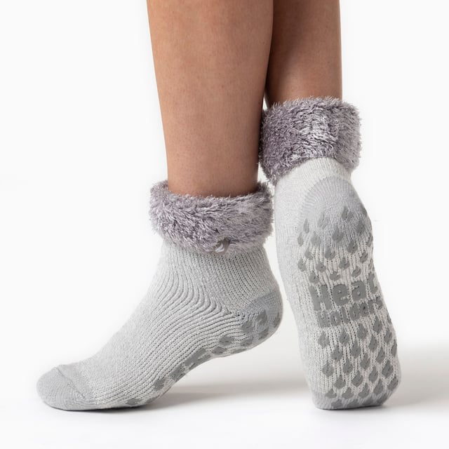 Calcetines Heat Holders Ladies Lounge: Relájate en casa con estos acogedores calcetines. Tanto si quieres estar calentita como cómoda en casa, estos calcetines de salón tienen un diseño bonito y elegante para que puedas combinarlos con cualquier conjunto informal. Todos los calcetines HEAT HOLDERS®, incluidos estos calcetines de salón, están creados con tecnología de punto PATENTADA en el Reino Unido. Este exclusivo proceso de fabricación, junto con el innovador hilo térmico de diseño japonés HEAT HOLDERS®, garantiza el máximo calor cerca de la piel, manteniendo los pies calientes durante más tiempo. Con una calificación TOG de 2,34, estos calcetines están diseñados para mantener los pies calientes y conservar el calor cerca de la piel. También evitan que tus pies se sientan húmedos gracias a su suave forro térmico interior cepillado. Con un acolchado de pelo largo, estos calcetines térmicos ayudarán a mantener los pies totalmente cómodos y apoyados. Estos calcetines son el regalo perfecto para cualquier mujer que tenga los pies fríos. El puño giratorio permite subir o bajar los calcetines para un ajuste más cómodo. Estos calcetines están disponibles en las tallas para mujer 4-8 UK. Detalles adicionales del producto: - Calcetines térmicos oficiales - Calcetines térmicos para mujer - Hilo térmico - Lazos térmicos - Cepillado térmico - Forro térmico grueso - 2.34 tog - Puños antideslizantes - Bajo tobillo - Tallas 4-8 UK