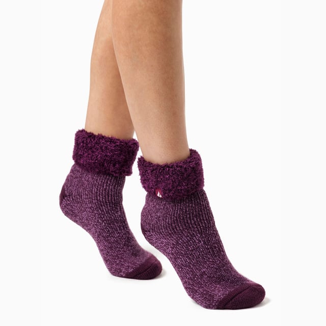 Calcetines Heat Holders Ladies Lounge: Relájate en casa con estos acogedores calcetines. Tanto si quieres estar calentita como cómoda en casa, estos calcetines de salón tienen un diseño bonito y elegante para que puedas combinarlos con cualquier conjunto informal. Todos los calcetines HEAT HOLDERS®, incluidos estos calcetines de salón, están creados con tecnología de punto PATENTADA en el Reino Unido. Este exclusivo proceso de fabricación, junto con el innovador hilo térmico de diseño japonés HEAT HOLDERS®, garantiza el máximo calor cerca de la piel, manteniendo los pies calientes durante más tiempo. Con una calificación TOG de 2,34, estos calcetines están diseñados para mantener los pies calientes y conservar el calor cerca de la piel. También evitan que tus pies se sientan húmedos gracias a su suave forro térmico interior cepillado. Con un acolchado de pelo largo, estos calcetines térmicos ayudarán a mantener los pies totalmente cómodos y apoyados. Estos calcetines son el regalo perfecto para cualquier mujer que tenga los pies fríos. El puño giratorio permite subir o bajar los calcetines para un ajuste más cómodo. Estos calcetines están disponibles en las tallas para mujer 4-8 UK. Detalles adicionales del producto: - Calcetines térmicos oficiales - Calcetines térmicos para mujer - Hilo térmico - Lazos térmicos - Cepillado térmico - Forro térmico grueso - 2.34 tog - Puños antideslizantes - Bajo tobillo - Tallas 4-8 UK