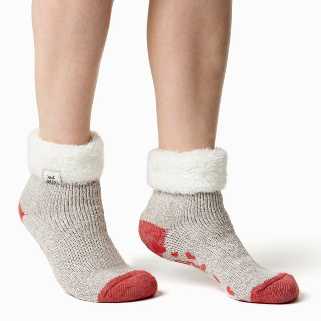 Calcetines Heat Holders Ladies Lounge: Relájate en casa con estos acogedores calcetines. Tanto si quieres estar calentita como cómoda en casa, estos calcetines de salón tienen un diseño bonito y elegante para que puedas combinarlos con cualquier conjunto informal. Todos los calcetines HEAT HOLDERS®, incluidos estos calcetines de salón, están creados con tecnología de punto PATENTADA en el Reino Unido. Este exclusivo proceso de fabricación, junto con el innovador hilo térmico de diseño japonés HEAT HOLDERS®, garantiza el máximo calor cerca de la piel, manteniendo los pies calientes durante más tiempo. Con una calificación TOG de 2,34, estos calcetines están diseñados para mantener los pies calientes y conservar el calor cerca de la piel. También evitan que tus pies se sientan húmedos gracias a su suave forro térmico interior cepillado. Con un acolchado de pelo largo, estos calcetines térmicos ayudarán a mantener los pies totalmente cómodos y apoyados. Estos calcetines son el regalo perfecto para cualquier mujer que tenga los pies fríos. El puño giratorio permite subir o bajar los calcetines para un ajuste más cómodo. Estos calcetines están disponibles en las tallas para mujer 4-8 UK. Detalles adicionales del producto: - Calcetines térmicos oficiales - Calcetines térmicos para mujer - Hilo térmico - Lazos térmicos - Cepillado térmico - Forro térmico grueso - 2.34 tog - Puños antideslizantes - Bajo tobillo - Tallas 4-8 UK