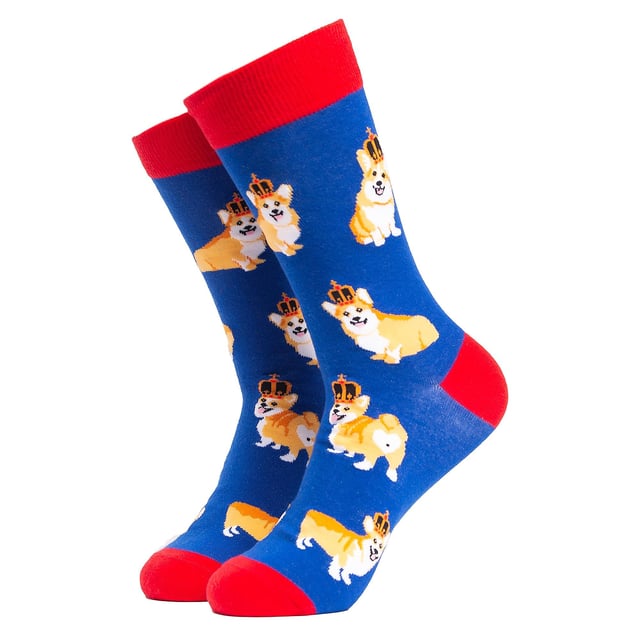 Soctopus - 1 Par de Calcetines para Perro: Los calcetines Soctopus son una idea de regalo divertida y creativa para la persona a la que le encanta reír. Por qué no considerar estos calcetines para adultos con diferentes razas de perros en ellos como un gran par para su colección de calcetines. Estos calcetines creativos son una idea de regalo única y divertida para cualquier persona a la que le gusten los calcetines originales o simplemente quiera probar algo diferente en sus pies. Incluso pueden ser un buen regalo de última hora para Navidad. Se ajustan cómodamente y están hechos de un material suave y transpirable que incluye un 70% de algodón peinado, lo que los hace aún más suaves que el algodón normal y perfectos para llevarlos durante todo el día. Están disponibles en 2 tallas para adultos: 4-8 Reino Unido, 9-12 Reino Unido y tienen más de 12 patrones Doggy diferentes, incluyendo: Dogtor, Party Pups, Cocker Spaniel, Pug Shots, Sausage Dogs y muchos más. Todos con diseños alegres y divertidos. Nacido en Brighton, Soctopus celebra lo mejor de todo lo que es divertido, creativo y positivo en la vida. Estos calcetines son de 1 par por paquete y están hechos de: 70% algodón peinado, 28% poliéster, 2% elastano. Son lavables a máquina. Detalles adicionales del producto: Calcetines Soctopus para adultos con diseños de perros 70% algodón peinado Una idea de regalo divertida y creativa 14 diseños disponibles Tacto suave y cómodo Material suave y transpirable 1 par por paquete 2 opciones de tallas: 4-8 UK & 9-12 UK Lavables a máquina